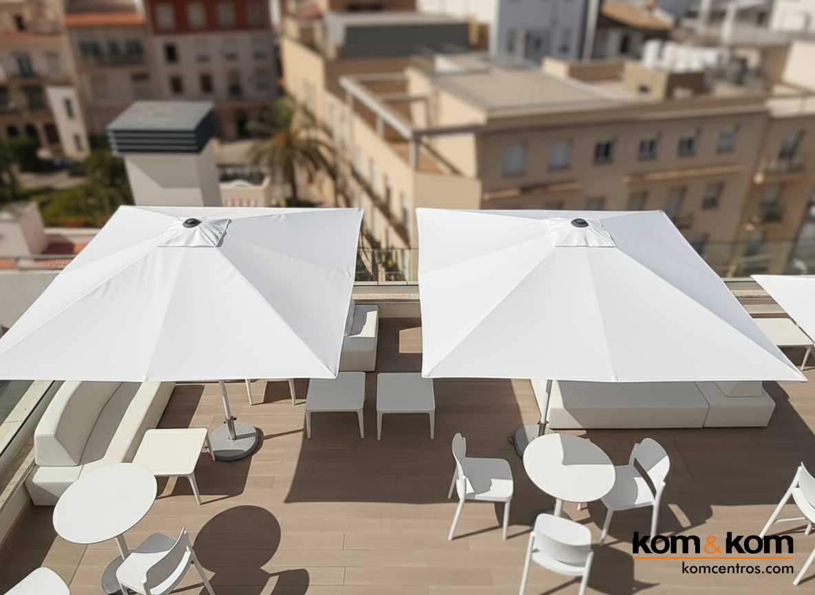 Primer plano de sombrillas blancas en zona de piscina en terraza de hotel. Tejido limpio y estructura elegante, destacando la decoraci&oacute;n minimalista y de lujo en el exterior.